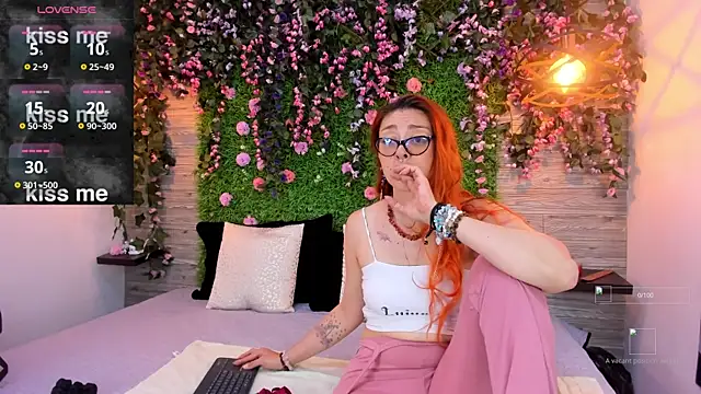 Snapshot of EmilyyRed chatting on November 17, 7:19 pm EmilyyRed online show from November 17, 7:19 pm