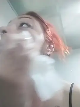 Snapshot of EmilyyRed chatting on December 4, 6:05 pm EmilyyRed online show from December 4, 6:05 pm