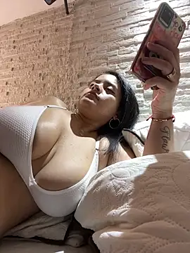 Snapshot of amellita-33 chatting on March 13, 1:12 am amellita-33 online show from March 13, 1:12 am