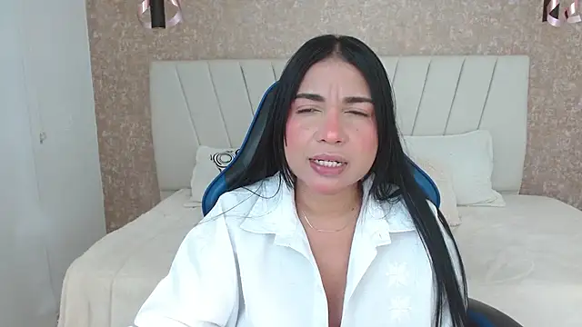 Snapshot of AliceSmity_ chatting on December 4, 7:11 pm AliceSmity online show from December 4, 7:11 pm