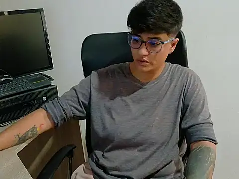 Snapshot of zarek_boston chatting on December 17, 11:27 am zarek boston online show from December 17, 11:27 am