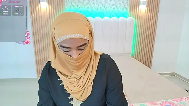 Snapshot of Lina_arabiann chatting on November 25, 12:05 pm Lina arabiann online show from November 25, 12:05 pm