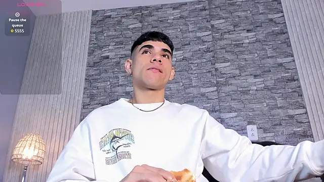 Snapshot of zack_joness18 chatting on November 19, 3:28 am zack joness18 online show from November 19, 3:28 am