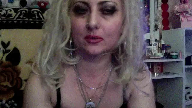 Snapshot of xHot_Amazonq chatting on December 14, 11:42 pm xHot Amazonq online show from December 14, 11:42 pm