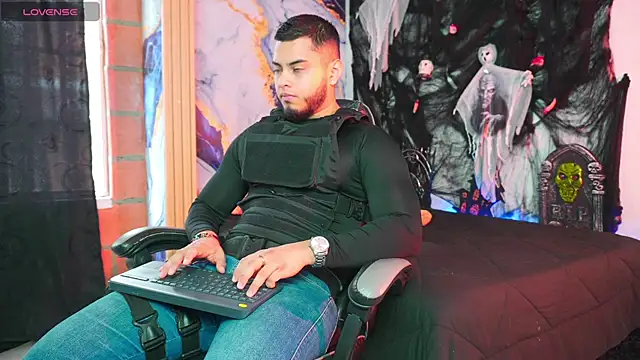 Snapshot of Tiler_wolker chatting on October 31, 7:48 pm Tiler wolker online show from October 31, 7:48 pm