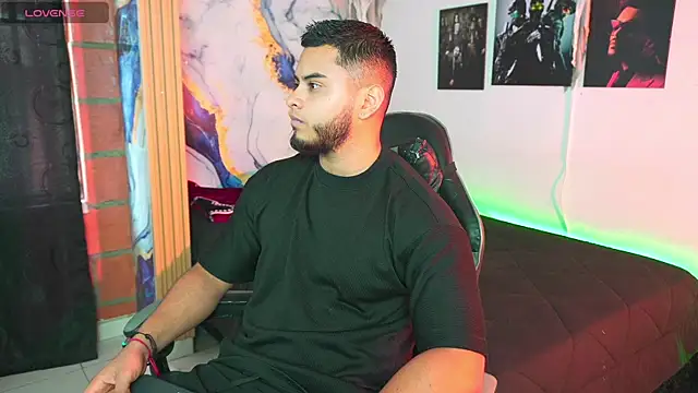 Snapshot of Tiler_wolker chatting on November 1, 8:33 pm Tiler wolker online show from November 1, 8:33 pm