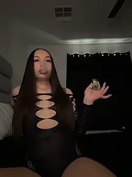 nikkiloveee online show from July 11, 4:32 pm