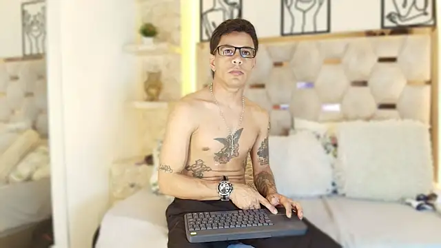 Snapshot of Andrew_Haalls chatting on November 26, 8:32 pm Andrew Haalls online show from November 26, 8:32 pm