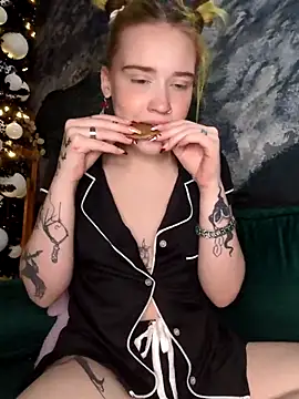 Snapshot of mattiethebaddieee chatting on December 15, 1:21 am mattiethebaddieee online show from December 15, 1:21 am