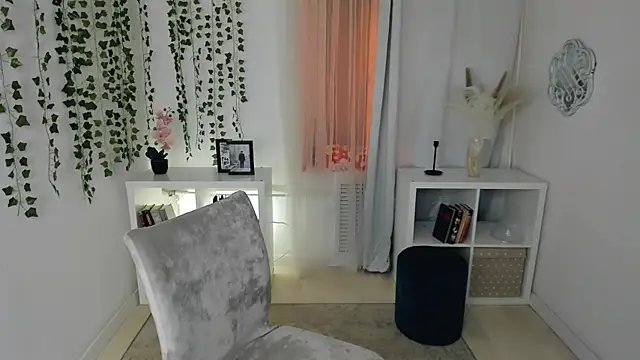 Evanessa Johns online show from December 3, 10:35 am