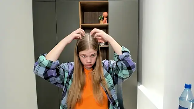 LuciaTiell online show from October 28, 8:40 am