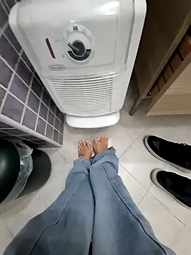 Piediniecollant online show from November 4, 6:56 am