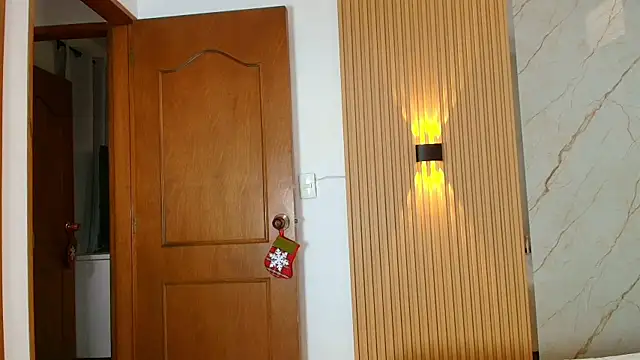 Snapshot of Madisson_Queens chatting on December 3, 8:07 pm Madisson Queens online show from December 3, 8:07 pm