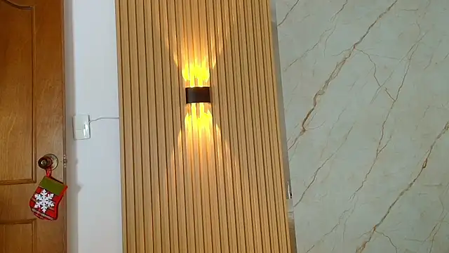 Snapshot of Madisson_Queens chatting on December 15, 10:58 pm Madisson Queens online show from December 15, 10:58 pm