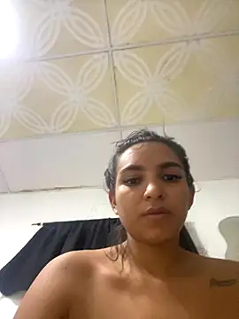 Snapshot of zui_luu chatting on November 18, 10:41 am zui luu online show from November 18, 10:41 am