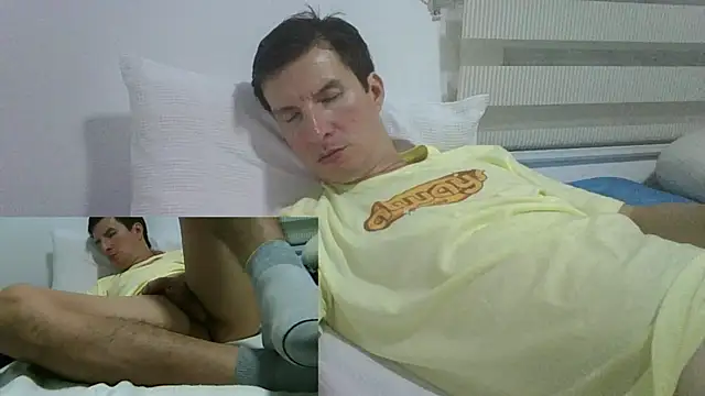 Snapshot of carliesexyman chatting on October 29, 4:59 am carliesexyman online show from October 29, 4:59 am