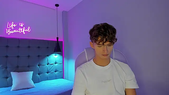 Snapshot of NicolasFerrer18 chatting on November 24, 7:24 pm NicolasFerrer18 online show from November 24, 7:24 pm