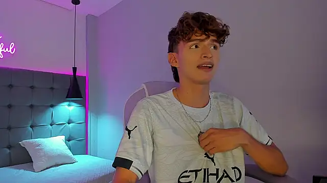 Snapshot of NicolasFerrer18 chatting on November 25, 7:25 pm NicolasFerrer18 online show from November 25, 7:25 pm