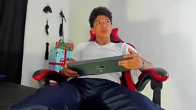 Snapshot of Maximiliano_Khalil chatting on December 15, 7:29 pm Maximiliano Khalil online show from December 15, 7:29 pm