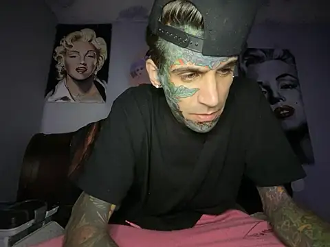 Snapshot of Dyskizly chatting on November 12, 12:22 am Dyskizly online show from November 12, 12:22 am