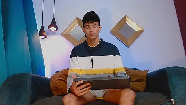 Snapshot of KamiSuarez chatting on November 1, 1:13 pm KamiSuarez online show from November 1, 1:13 pm