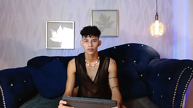 Snapshot of KamiSuarez chatting on November 3, 1:23 pm KamiSuarez online show from November 3, 1:23 pm