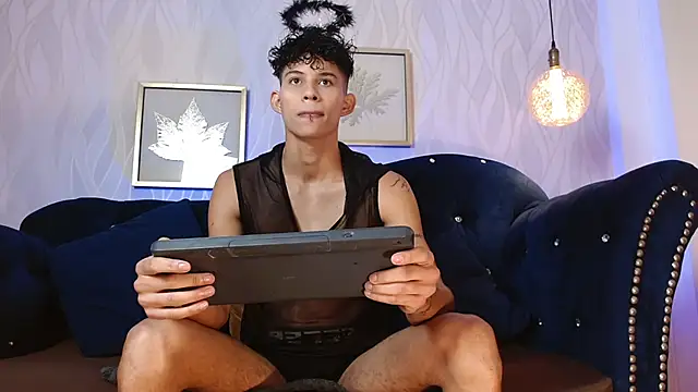 Snapshot of KamiSuarez chatting on November 8, 1:22 pm KamiSuarez online show from November 8, 1:22 pm