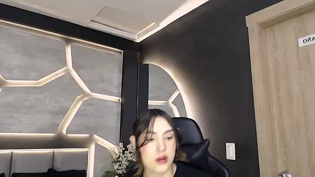 Snapshot of DakotaRussell_ chatting on December 2, 11:04 am DakotaRussell online show from December 2, 11:04 am