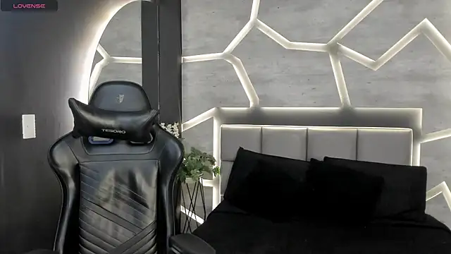 DakotaRussell  online show from January 6, 11:14 am