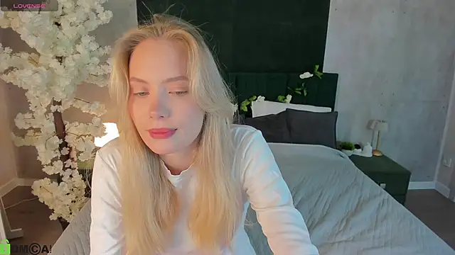 Snapshot of Melanie_Ryer chatting on December 17, 10:38 pm Melanie Ryer online show from December 17, 10:38 pm