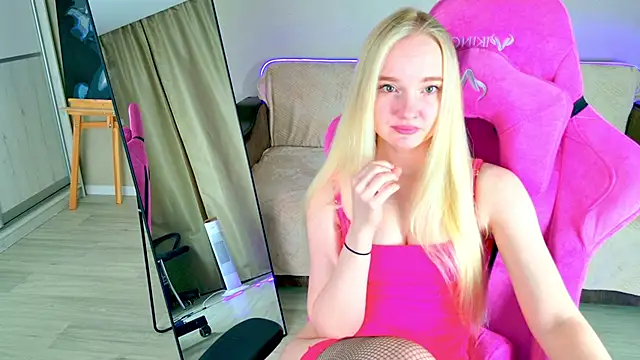 Snapshot of Shawty_Mia chatting on April 18, 7:58 pm Shawty Mia online show from April 18, 7:58 pm