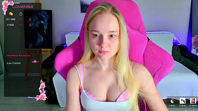 Snapshot of Shawty_Mia chatting on April 27, 7:01 pm Shawty Mia online show from April 27, 7:01 pm