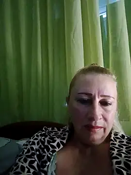 Snapshot of Esenia505 chatting on November 2, 5:43 am Esenia505 online show from November 2, 5:43 am