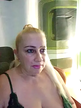 Snapshot of Esenia505 chatting on November 25, 5:07 am Esenia505 online show from November 25, 5:07 am