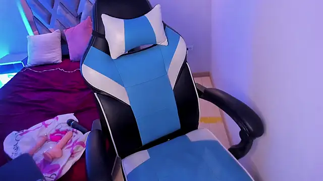 Snapshot of Julietta01 chatting on November 27, 3:41 am Julietta01 online show from November 27, 3:41 am