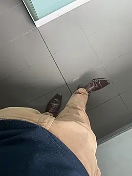 Snapshot of LeoBlaze13 chatting on October 28, 8:11 pm LeoBlaze13 online show from October 28, 8:11 pm