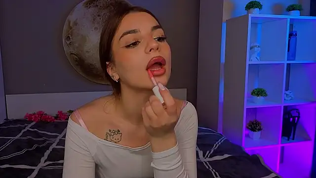 LauraHansil online show from March 23, 7:07 pm