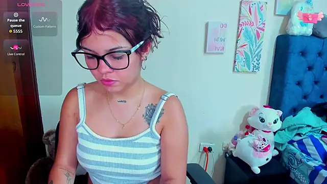 Snapshot of Emma_boo chatting on October 31, 3:24 pm Emma boo online show from October 31, 3:24 pm