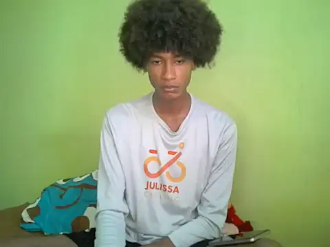 Snapshot of skinniyGabriel chatting on December 4, 5:21 pm skinniyGabriel online show from December 4, 5:21 pm