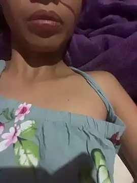 Snapshot of hottiebabe23 chatting on December 4, 1:20 pm hottiebabe23 online show from December 4, 1:20 pm