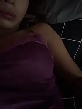 Snapshot of hottiebabe23 chatting on January 19, 8:18 am hottiebabe23 online show from January 19, 8:18 am