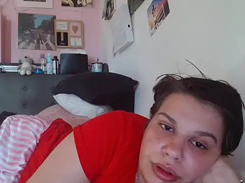 Snapshot of Carolineisback chatting on May 24, 4:56 pm Carolineisback online show from May 24, 4:56 pm