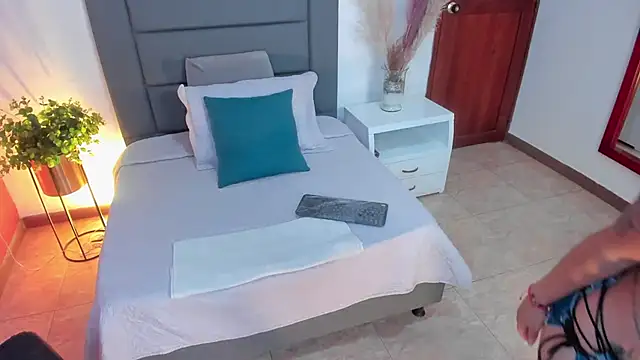 Snapshot of HannaaWells chatting on November 14, 2:32 am HannaaWells online show from November 14, 2:32 am