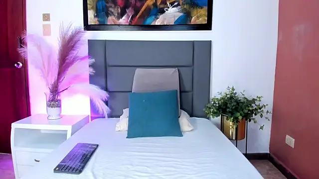 HannaaWells online show from February 20, 6:30 pm