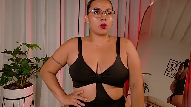 Snapshot of Zara_Nova chatting on February 19, 2:40 am Zara Nova online show from February 19, 2:40 am