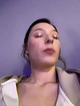 Snapshot of LilluKatten chatting on May 18, 9:37 am LilluKatten online show from May 18, 9:37 am