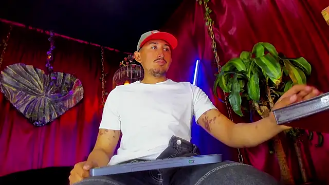 Snapshot of x_heros_x chatting on November 3, 1:01 pm x heros x online show from November 3, 1:01 pm