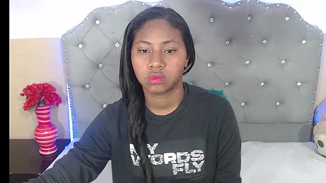 Snapshot of valentinavega18x chatting on November 10, 3:05 am valentinavega18x online show from November 10, 3:05 am