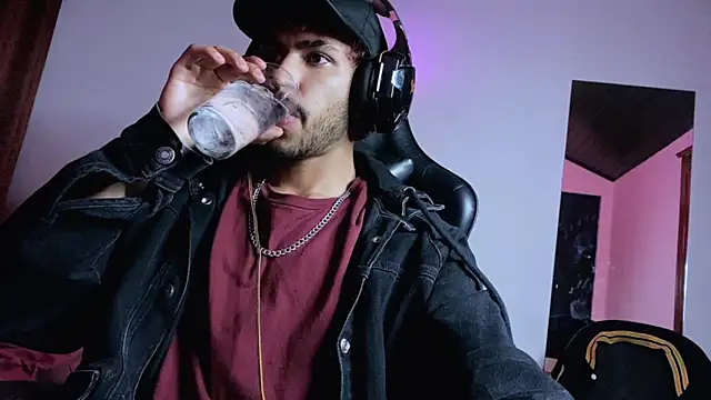 Snapshot of 3v1l chatting on November 8, 4:12 am 3v1l online show from November 8, 4:12 am