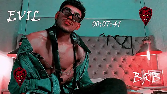 Snapshot of 3v1l chatting on November 16, 6:13 pm 3v1l online show from November 16, 6:13 pm